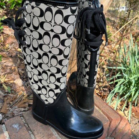 Tristee rain boots size 8 (damage on L) AMPUTEE or REPLACEMENT(R) - Picture 3 of 4